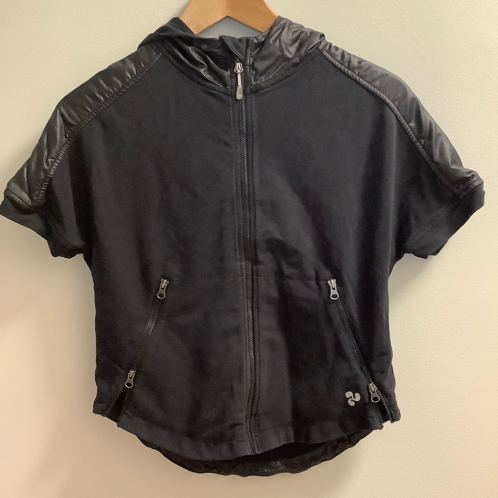 TRIPLE Flip Short Sleeve Jacket. Size 4
